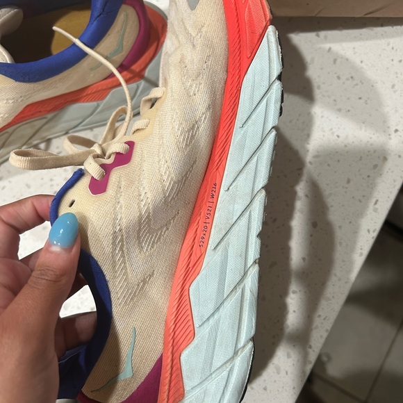 Hokas - Picture 1 of 9